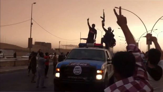 An image grab taken from a video uploaded on YouTube on June 12, 2014, allegedly shows Islamic State of Iraq and Syria militants taking part in a military parade in Mosul, Iraq. (AFP Photo)