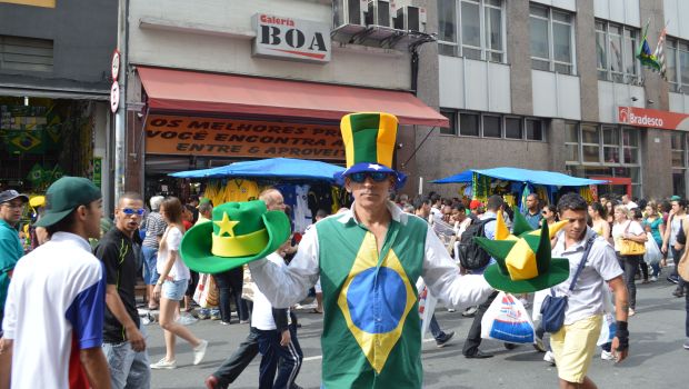 Antônio Leme wears his velvet top hat on Rua 25 de Março in São Paulo on June 14, 2014. (Aurea Santos)