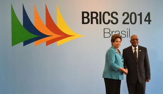 Brazilian President Dilma Rousseff (left) welcomes South African President Jacob Zuma upon his arrival to the 6th BRICS summit in Fortaleza, Brazil, on July 15, 2014. (AFP Photo/Yasuyoshi Chiba)