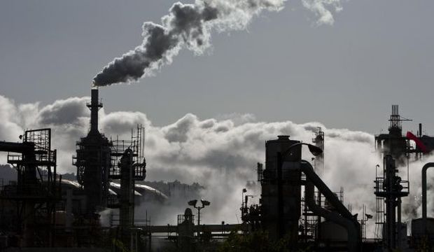 File photo of an oil refinery. (Reuters/Bret Hartman/Files) 