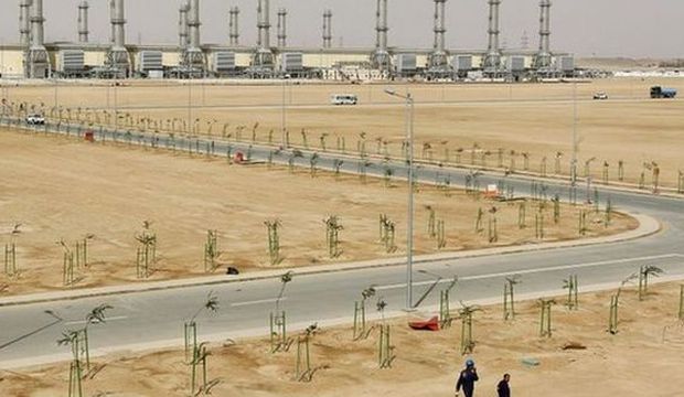 File photo showing people walking near Power Plant No. 10 at the Saudi Electricity Company's Central Operation Area, south of Riyadh, on April 27, 2012. (Reuters/Fahad Shadeed)