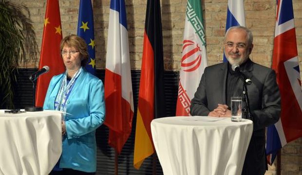 EU representative Catherine Ashton (L) and Iranian Foreign Minister Mohammad Javad Zarif give a press statement after a round of talks between the European Union and Iran in Vienna, Austria on July 18, 2014. (AFP Photo/Samuel Kubani)