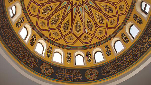An example of Shafiq Al-Zaman's calligraphy at the Prophet's Mosque in Medina. (Asharq Al-Awsat)