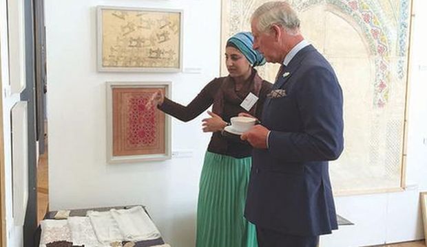 Graduate Shaheen Qasamani explains her art work to the Prince of Wales. (Asharq Al-Awsat)