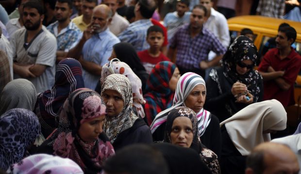Palestinians wait to withdraw cash from an ATM machine outside a bank in Gaza City after a five-hour ceasefire came into force on July 17, 2014. (Reuters/Mohammed Salem)