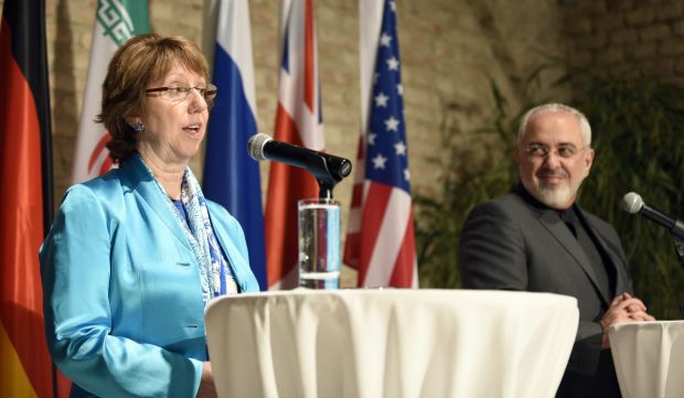 EU High Representative for Foreign Affairs Catherine Ashton (L) and Iranian Foreign Minister Mohammad Javad Zarif speak during a press conference after their talks between the P5+1 and Iran, in Vienna, Austria, on July 19, 2014.</br>(EPA/HANS PUNZ)