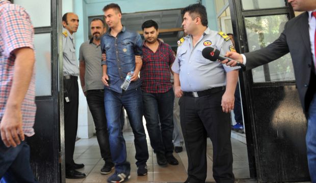 An unidenfied  police officer (C) detained as part of a criminal probe over alleged corruption arrives at a hospital for a medical check-up at the start of his custody in Istanbul on July 22, 2014. (AFP PHOTO / OZAN KOSE)