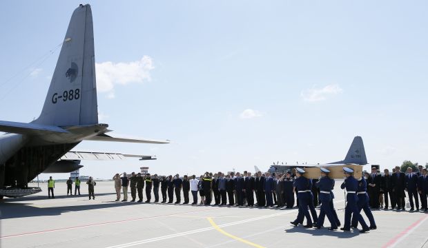 Honor guards carry a coffin of one of the victims of Malaysia Airlines MH17 downed over rebel-held territory in eastern Ukraine for loading on to a transport plane heading to the Netherlands at Kharkiv airport July 23, 2014. (Reuters/Gleb Garanich)