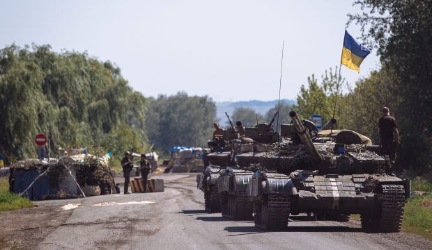 Ukrainian soldiers stand on their tanks at a checkpoint near the eastern Ukrainian city of Debalcevo, in Ukraine, August 3, 2014. (EPA/ROMAN PILIPEY)