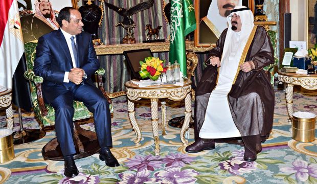 Egyptian President Abdel-Fattah El-Sisi (L) meets with Saudi Arabia's King Abdullah bin Abdulaziz in the Red Sea port of Jeddah on August 10, 2014. (AFP Photo/Handout/SPA)