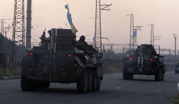 A column of Ukrainian paratroopers rides in Druzhkivka, Donetsk region on April 19, 2014. (AFP PHOTO/ ANATOLII STEPANOV)
