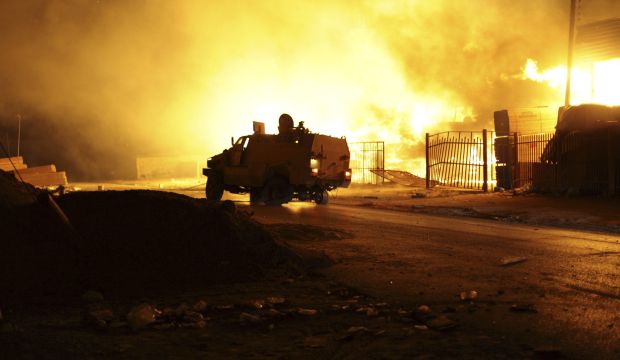 A building on fire, which witnesses say was hit by a rocket, burns after clashes between rival militias in the Sarraj district in Tripoli August 23, 2014. (REUTERS/Stringer) 