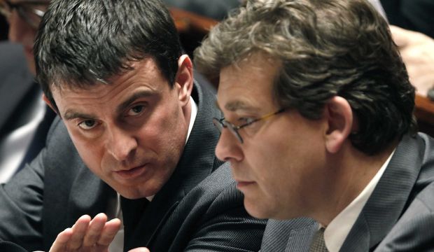 Manuel Valls (L) and then-Minister for Industrial Recovery Arnaud Montebourg (R) at the National Assembly in Paris, on January 8, 2014. (REUTERS/Charles Platiau/Files)