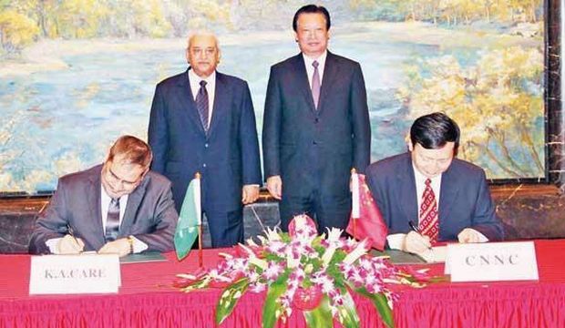 Waleed Hussein Abu Al-Faraj, vice president of the King Abdullah City for Atomic and Renewable Energy, and Hwan Min Gang, chief financial officer of the Chinese National Nuclear Corporation (CNNC), sign an MoU to boost nuclear and renewable energy cooperation between Saudi Arabia and China in the Chinese capital Beijing, on Saturday, August 9, 2014. (SPA)
