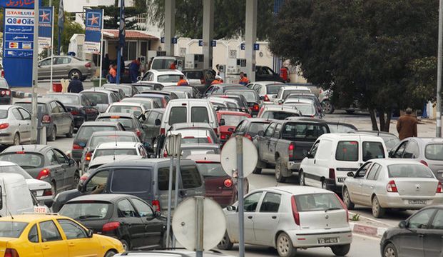 This February 8, 2011 file photo shows vehicles lining up for gasoline at a Staroil gas station in the Tunisian capital Tunis after the announcement of a strike by oil truck drivers. (AFP Photo)