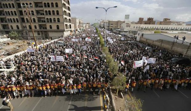 Supporters of the Shi'ite Houthi movement march during an anti-government demonstration in the Yemeni capital Sana’a, on August 27, 2014. (Reuters/Khaled Abdullah)