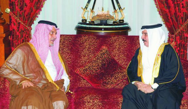 Saudi Foreign Minister Prince Saud Al-Faisal (L) meets with Bahrain’s King Hamad Bin Isa Al Khalifa in Manama, Bahrain on Wednesday, August 28, 2014. (Asharq Al-Awsat)