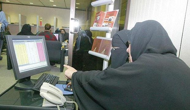 In this file photo, two women track the movement of share prices on the Kuwaiti stock exchange. (Asharq Al-Awsat)