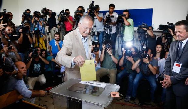 The main opposition candidate in Turkey's presidential election, Ekmeleddin İhsanoğlu poses for photos as he casts his vote for Turkey's presidential election at a polling station in Istanbul, Turkey, on August 10, 2014. (AFP)