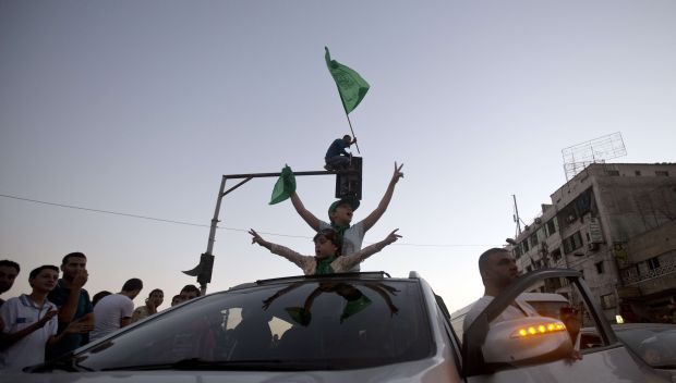 Palestinians gather in the streets of Gaza City on August 26, 2014, to celebrate the long-term truce agreed between Israel and the Palestinians. (AFP/Mahmud Hams)