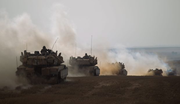 A column of Israeli tanks leave the Gaza Strip on 5 August, 2014. (EPA/Atef Safadi)