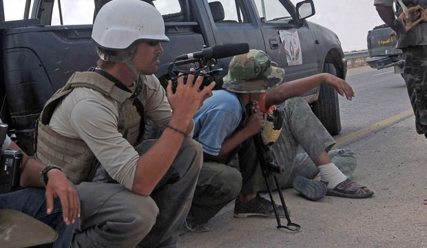 US freelance reporter James Foley (L) on the highway between the airport and the West Gate of Sirte, Libya in September 2011. (AFP Photo/Aris Messinis)