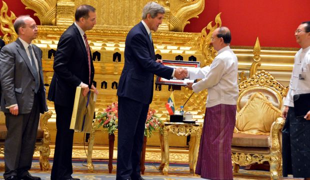Myanmar president Thein Sein shakes hands with US Secretary of State John Kerry after their meeting at the President Office in Naypyitaw, Myanmar, on August 9, 2014. (EPA/MNA)