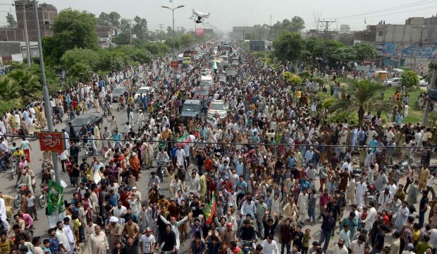 Pakistani supporters of cricketer-turned-politician Imran Khan walk to Islamabad from the eastern city of Gujranwala in Punjab province on August 15, 2014. (AFP Photo/Asif HASSAN)