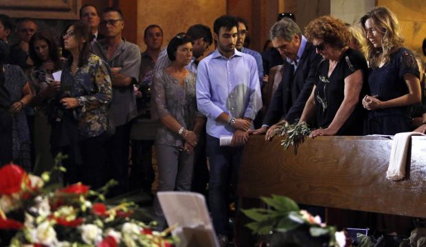 Ylva van den Berg (R-L), longtime partner of AP video journalist Simone Camilli, his mother Maria Daniela Vigna and his father Pier Luigi Camilli wait for the start of the funeral service, at the Pitigliano Cathedral, Italy, on 15 August, 2014. (EPA/Riccardo de Luca/POOL)