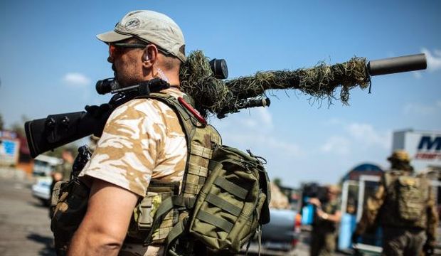 An Ukrainian soldier holds a weapon at a checkpoint near the eastern Ukrainian city of Debalcevo, in Ukraine, August 16 2014.