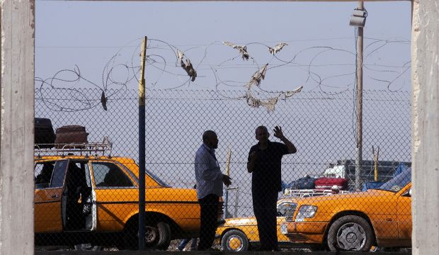 Palestinians wait hoping to be given the permission to cross into Egypt at the Rafah crossing between Egypt and the southern Gaza Strip on August 27, 2014 in Rafah. (AFP PHOTO / SAID KHATIB)