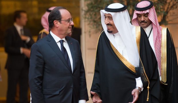 French President François Hollande (L) and Saudi Arabia's Prince Salman Bin Abdulaziz (2-R) arrive for a dinner at the Élysée Palace in Paris, France, on September 1, 2014. (EPA/Philippe Wojazer/Pool)