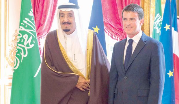 Saudi Crown Prince Salman Bin Abdulaziz (L) and French PM Manuel Valls meet (R) in Paris, France on September 2, 2014 (SPA)