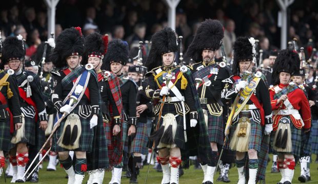 Pipers walk through the games park at the Braemar Royal Highland Gathering 2014, in Braemar, Scotland, September 6, 2014.(EPA/ROBERT PERRY)