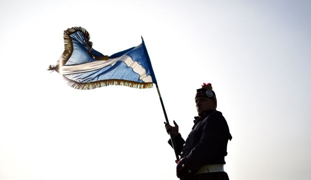 A member of the Grand Orange Lodge of Scotland prepares to march in Edinburgh, on September 13, 2014.  (AFP PHOTO / BEN STANSALL)