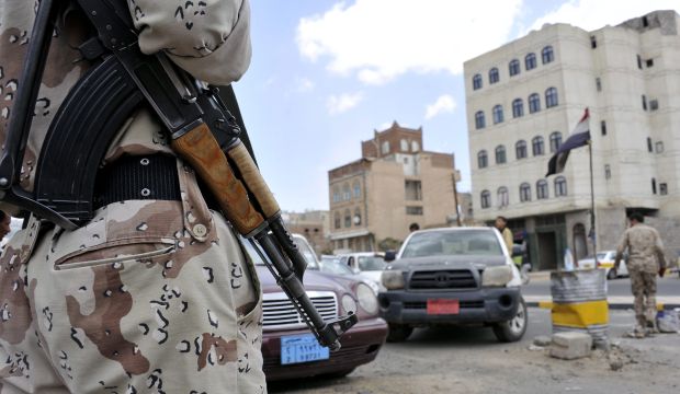 Yemeni army soldiers man a checkpoint amid fears of attacks by Shi'ite Houthi militants in Sana'a, Yemen, on September 14, 2014. (EPA/Yahya Arhab)