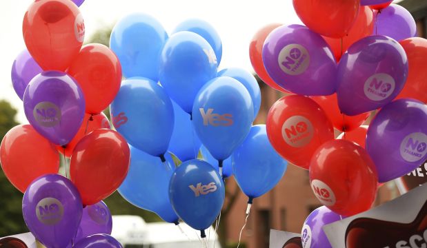 'Yes' and 'No' campaigners hold balloons after a 'No' campaign rally in Glasgow, Scotland, on September 17, 2014. (Reuters/Dylan Martinez)