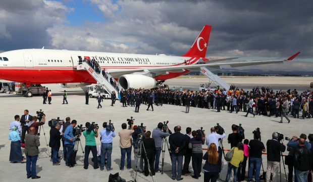 Freed Turkish hostages are welcomed at the airport in Ankara, Turkey, Saturday, September 20, 2014. (AP Photo)
