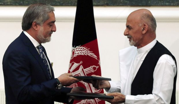 Afghan rival presidential candidates Abdullah Abdullah (L) and Ashraf Ghani (R) exchange signed agreements for the country's unity government in Kabul September 21, 2014 (REUTERS/Omar Sobhani)