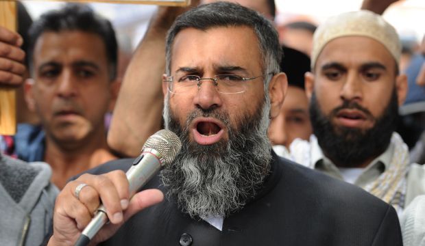 In this file picture taken on September 14, 2012 Muslim cleric Anjem Choudary speaks to a group of demonstrators protesting outside the US embassy in central London, United Kingdom. (AFP Photo/Leon Neal)