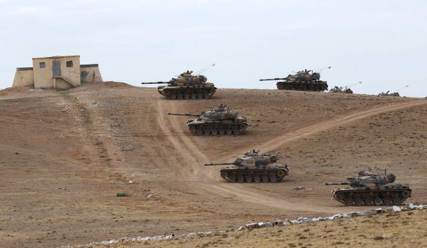 Turkish army tanks take up position on the Turkish–Syrian border near the southeastern town of Suruç in Sanliurfa province on September 29, 2014. (Reuters/Murad Sezer)
