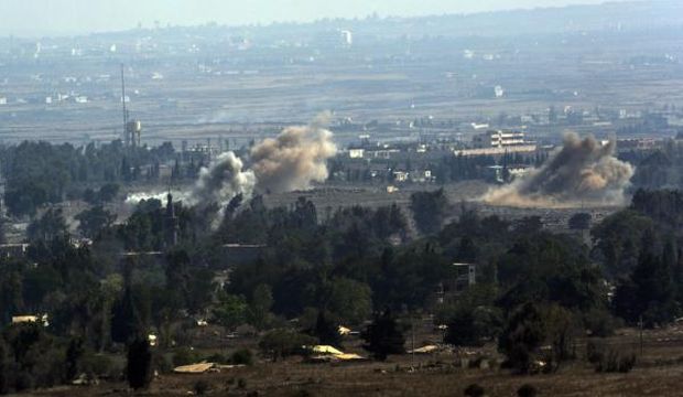 Smoke billows in the Syrian town of Quneitra during the fighting between the Syrian army and rebels, as seen from the Israel side of the border, on September 1, 2014. (EPA/Atef Safadi)
