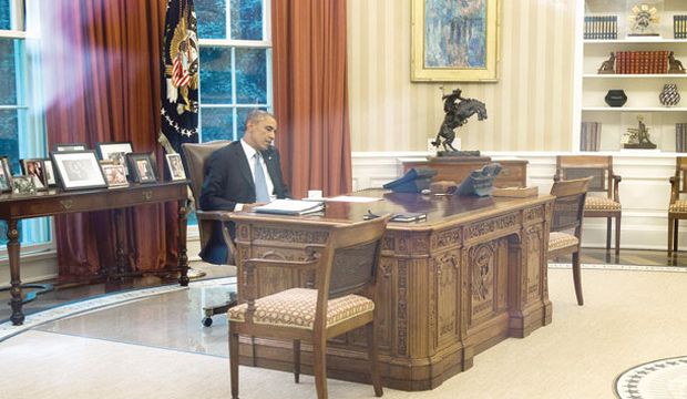 US President Barack Obama talks on the phone with King Abdullah Bin Abdulaziz of Saudi Arabia from the Oval Office of the White House in Washington, DC, United States, on September 10, 2014. (AFP Photo/ Jim Watson)