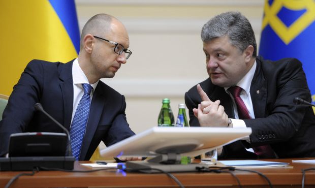 Ukrainian President Petro Poroshenko (R) talks with Prime Minister Arseny Yatseniuk during a government meeting in Kiev, September 10, 2014. (Reuters/Andrew  Kravchenko)