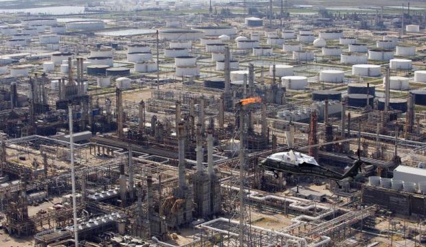 An oil refinery in Texas City, Texas, USA is seen in this September 16, 2008 file photo. (AFP Photo/Jim Watson/Getty Images) 
