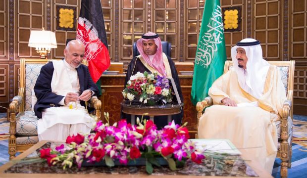 Saudi Arabia Crown Prince Salman Bin Abdulaziz (R) greets Afghan President Ashraf Ghani (L) in Riyadh, Saudi Arabia, October 26, 2014 (SPA).