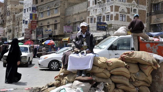 A young gunman loyal to the Shi'ite Houthi movement mans a checkpoint in Sana’a, Yemen, 07 October 2014.  (EPA/YAHYA ARHAB)