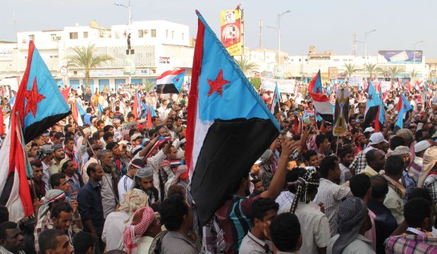 Yemeni supporters of the separatist Al-Hirak shout slogans demanding independence from the North during a demonstration on October 14, 2014 in the southern port city of Aden. (AFP Photo/STR)