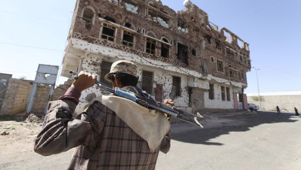A Shi'ite Houthi rebel walks along a street in Sanaa October 16, 2014. (REUTERS/Mohamed Al-Sayaghi)