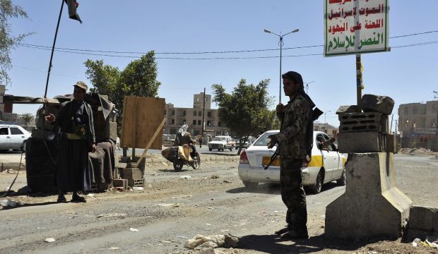Gunmen loyal to the Shi'ite Houthi movement man a checkpoint on the outskirts of Sana'a, Yemen, on October 18, 2014. (EPA/Yahya Arhab)